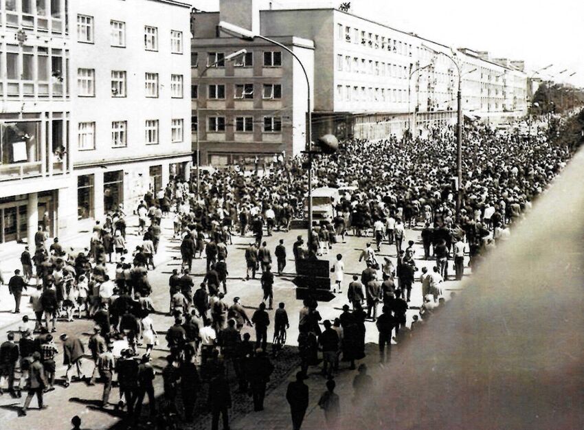 Srpnová invaze 1968 ve Zlíně (Gottwaldově). Foto: Bob Obdržálek